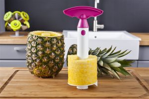 how to use a pineapple corer